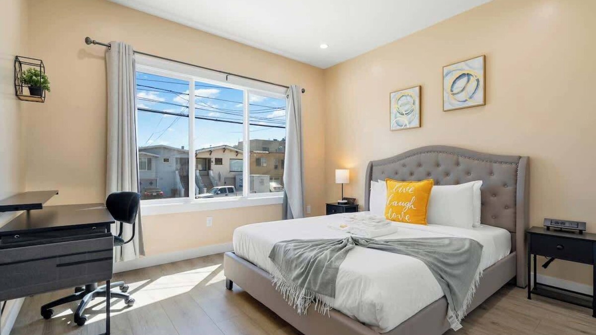 Excelsior House | Modern 2Bed 2Bath w/parking in Excelsior District