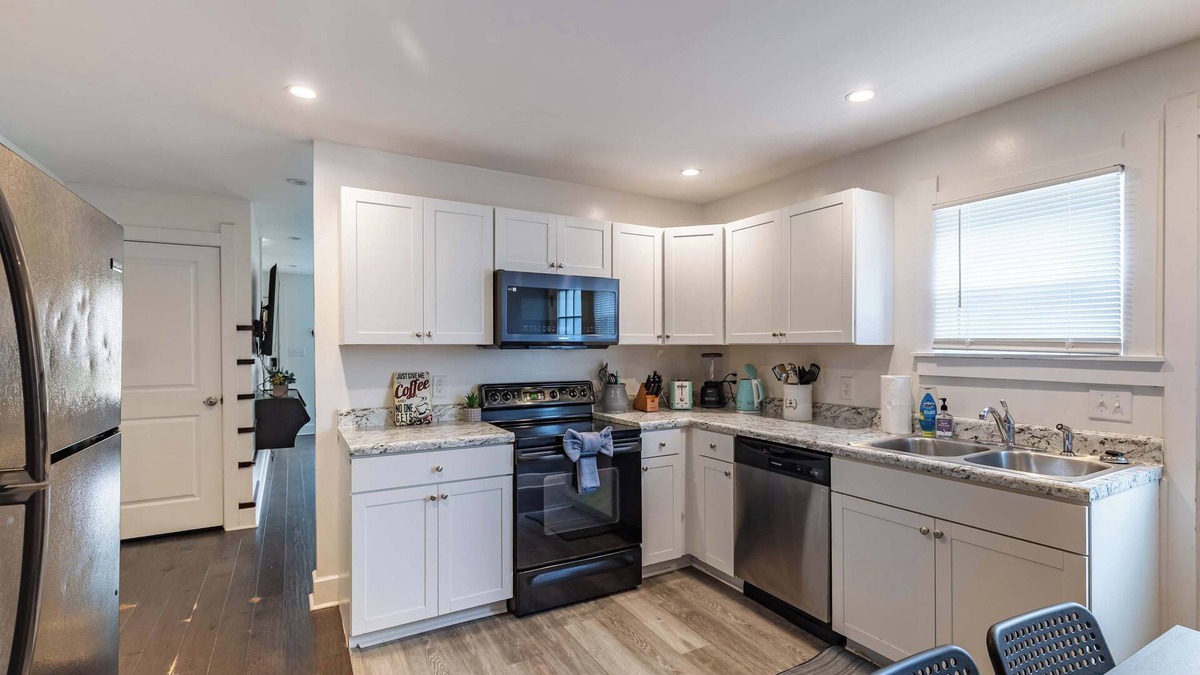 Near Northside Apartment | Modern 2BR City-Center Apt – 10 min to Downtown | Free Parking & WiFi