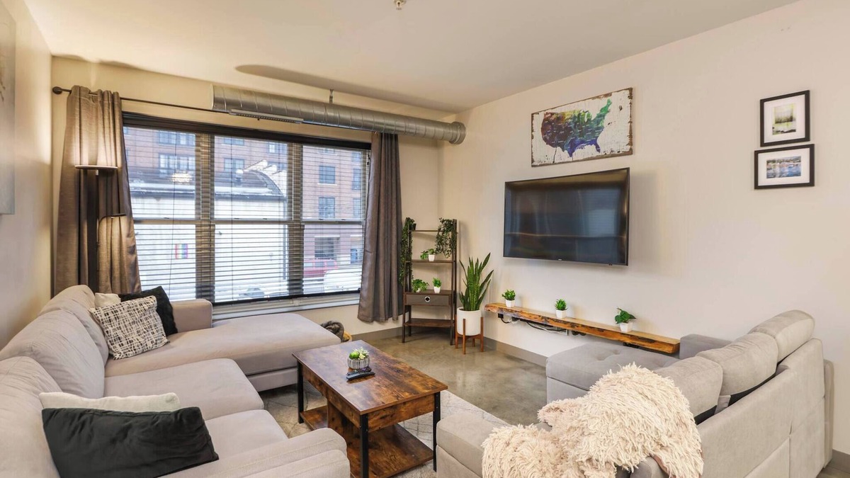 Short North Bed & Breakfast | Modern 2BR Condo w/Parking | Heart of Short North
