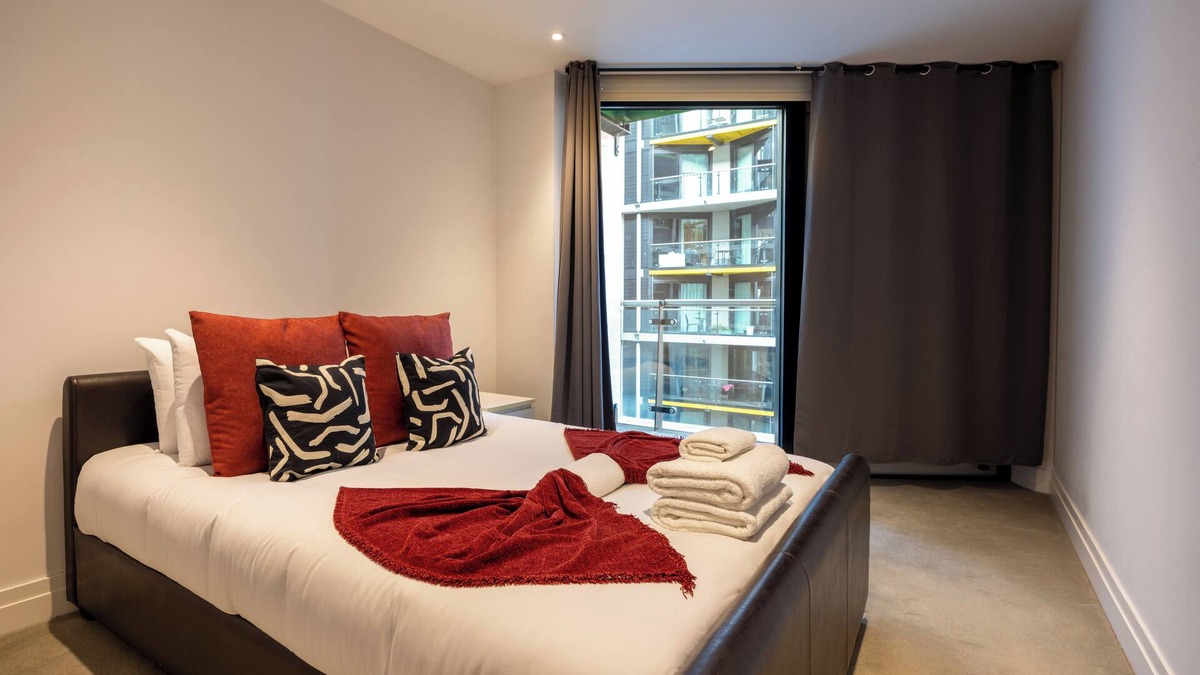 Nine Elms Apartment | Modern 2BR Flat w/Balcony – Prime London Location