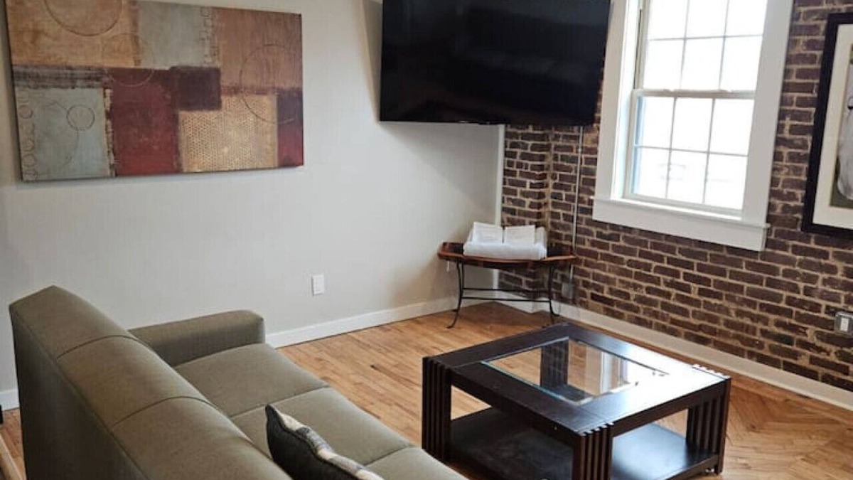 Maryville Apartment | Modern 2BR in Great Location (202)
