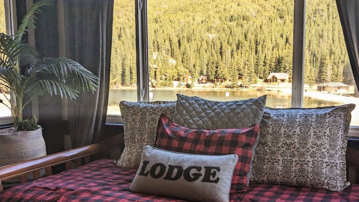 Saint Mary's Condo | Modern 2br lakeview Condo in the mountains