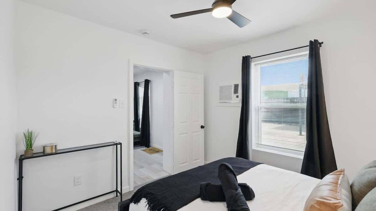 Haltom City Apartment | Modern 2BR Unit 3 with Hot Tub