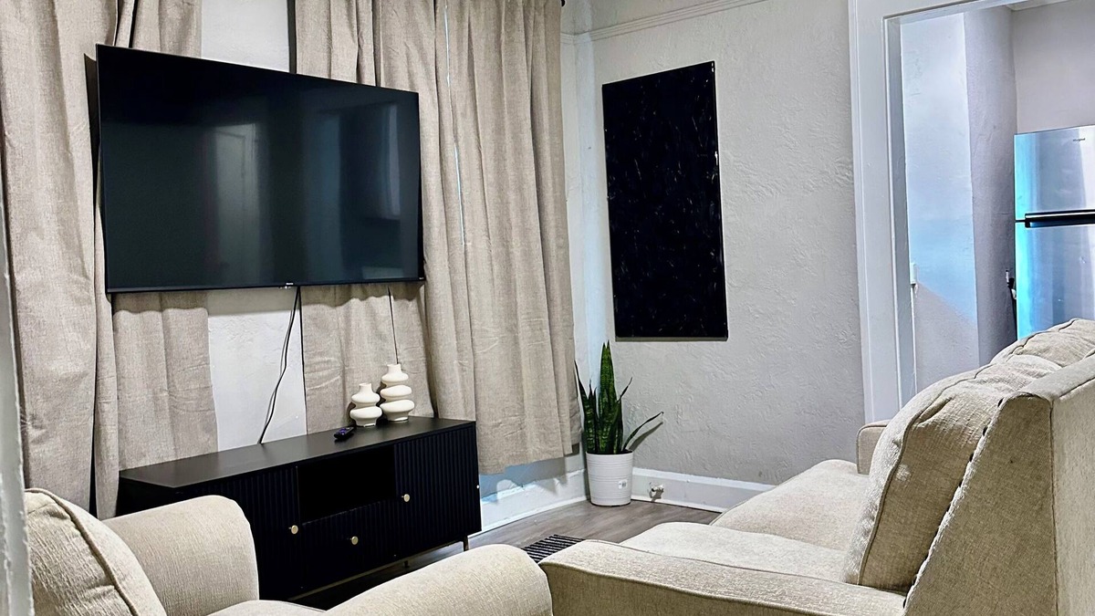 Springfield Apartment | Modern 2BR w/Wi-Fi + Parking, Near Downtown Jax