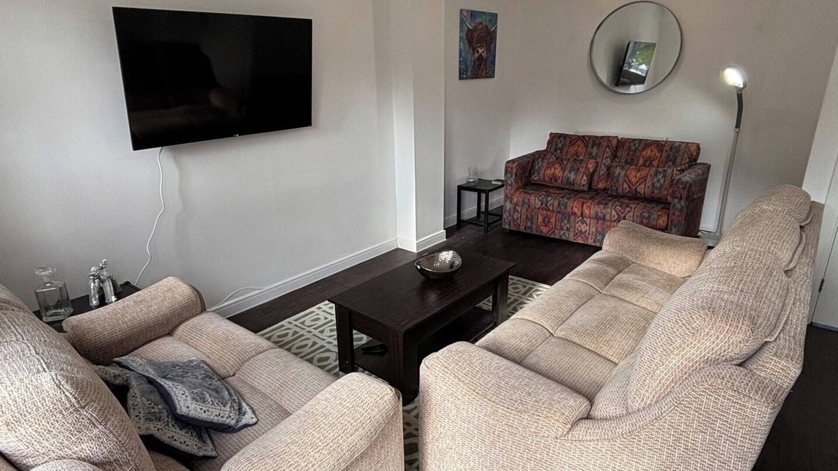 Basildon House | Modern 3-Bed 3-Bath Home | Quiet Road | Parking |