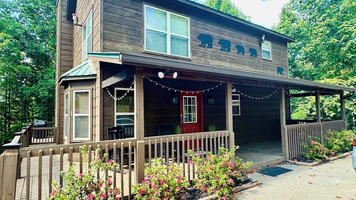 Blairsville Cabin | Modern 3 bed cabin - ping pong, fire pit, Mountain View - 4 miles to downtown