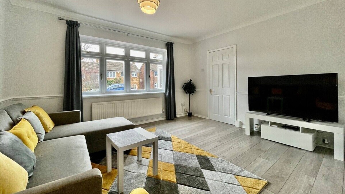 Hainault House | Modern 3 Bed Chigwell House (Free Parking)
