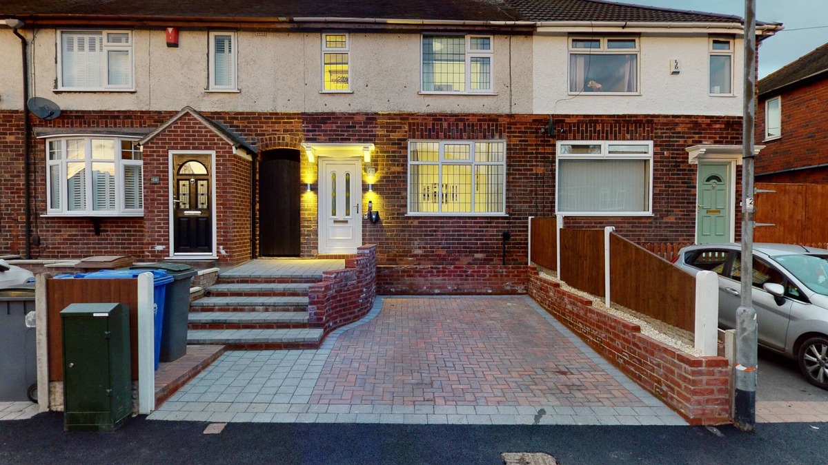 Forsbrook House | Modern 3 Bed house. 8 miles from Alton Towers.