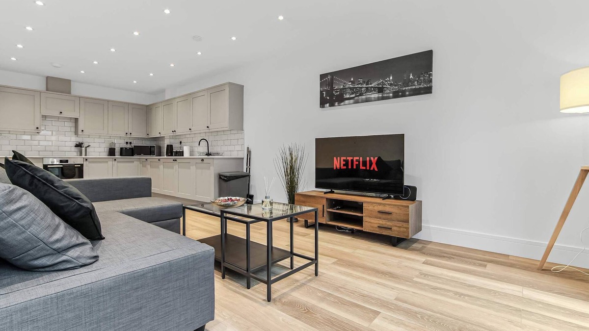 Addiscombe Apartment | Modern 3 Bedroom Stay, Patio, East Croydon