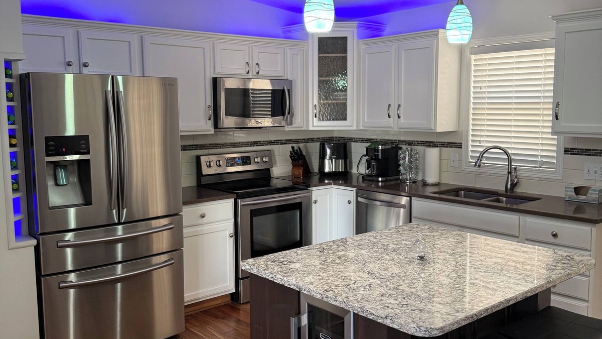 Dubuque House | Modern 3-bedroom, 3 full bath, 2 living areas, 2 kitchens, game room, hot tub!