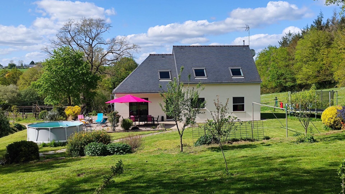 Hemonstoir House | Modern 3-bedroom country house with stable and horses