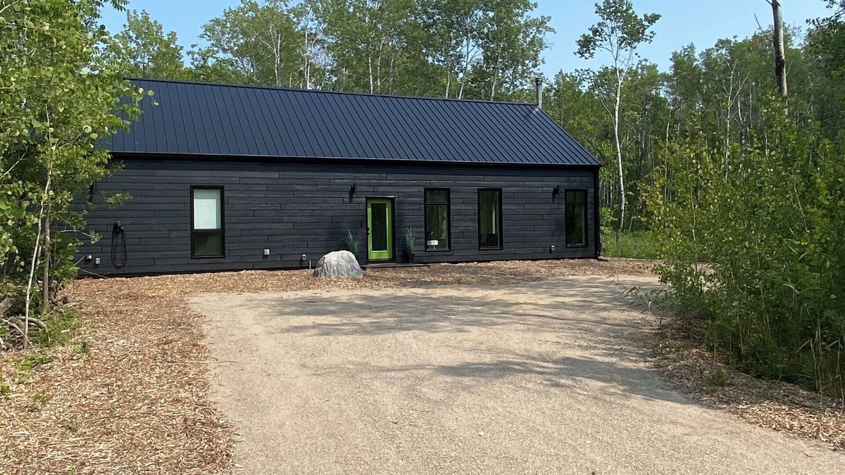 Manitoba Cabin | Modern 3 bedroom dog friendly cabin