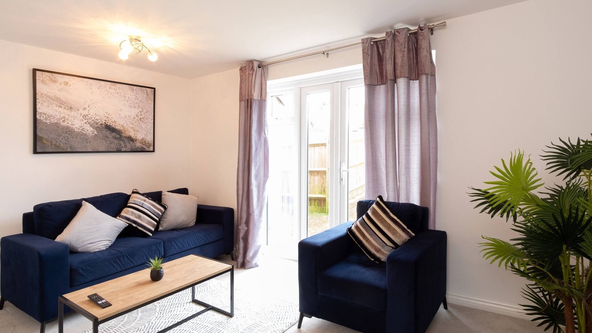 Oakengates House | Modern 3 bedroom family property, close to attractions and amenities.