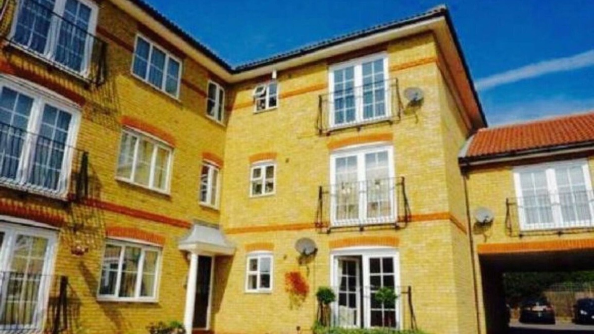 Loxford Apartment | Modern 3 Bedroom Ground Floor Apartment
