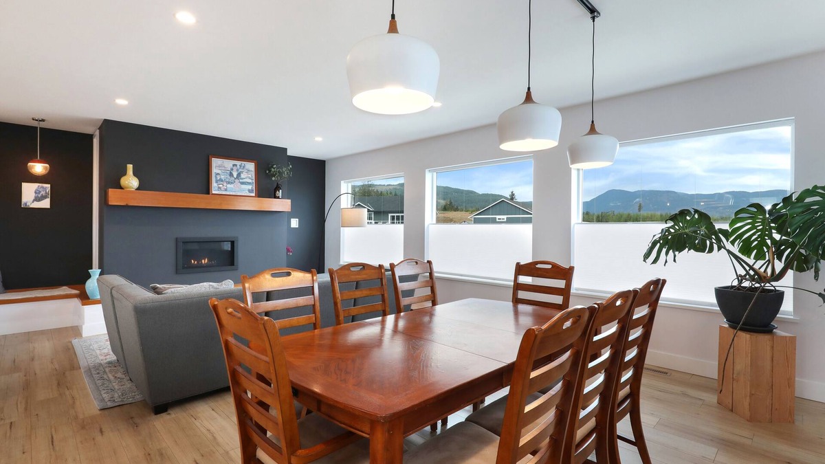 Cumberland House | Modern 3 Bedroom Home with Indoor Fireplace