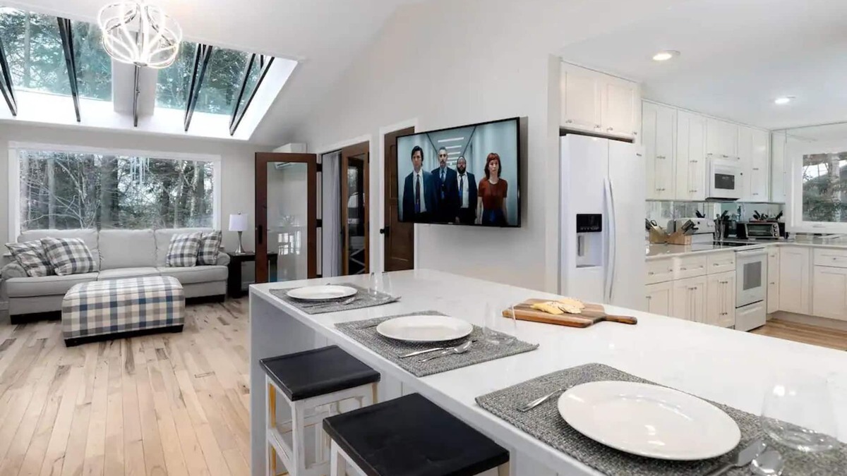 Grantham House | Modern 3-Bedroom Home, Eastman