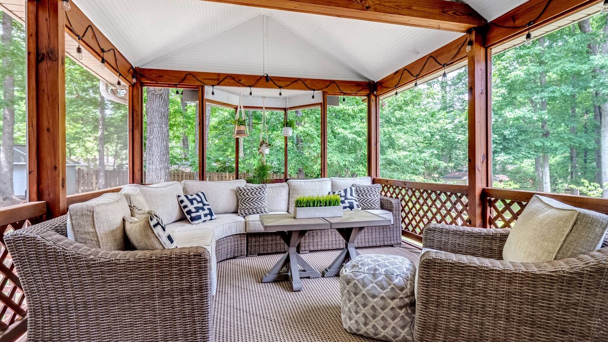 Concord House | Modern 3 Bedroom Home w/Gorgeous outside patio!