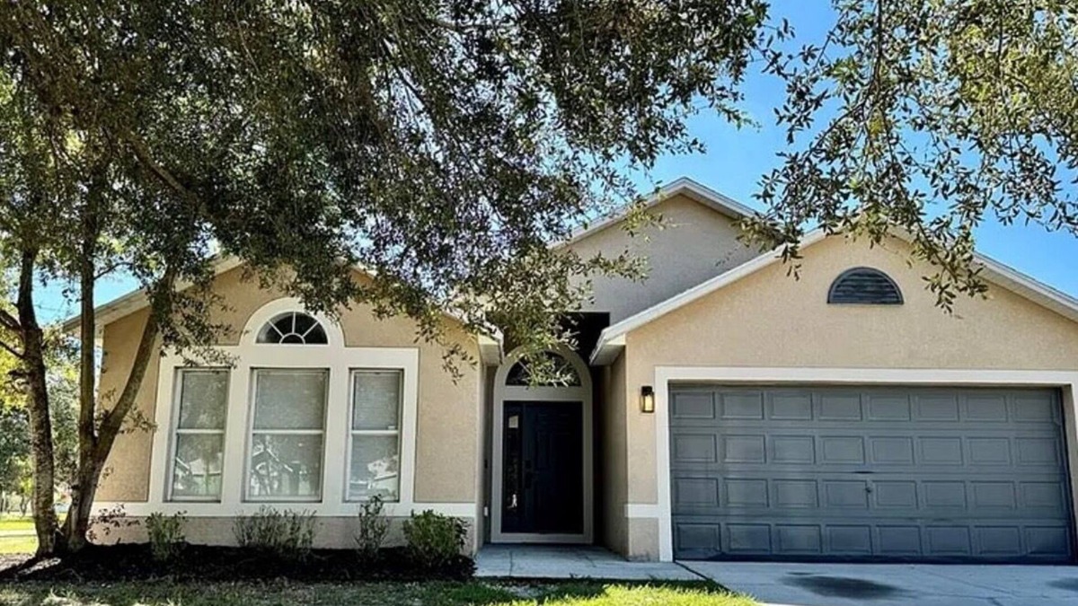 Gibsonton House | Modern 3-bedroom house with AC in Gibsonton, 5 minute walk to Kings Lake
