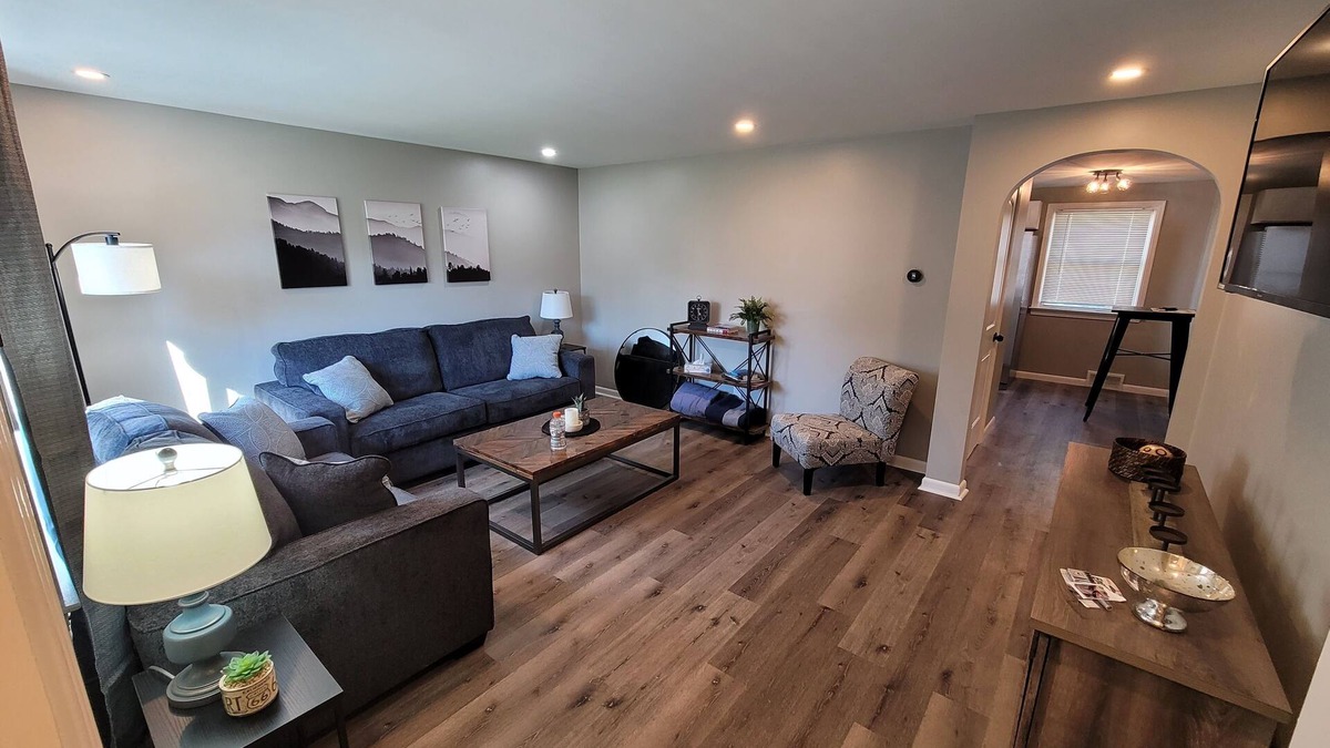 Buffalo House | Modern 3 Bedroom in the city of good neighbors