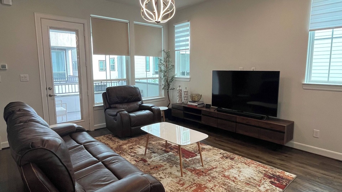 South Main House | Modern 3-Bedroom Townhome Near Texas Medical Center & NRG Stadium