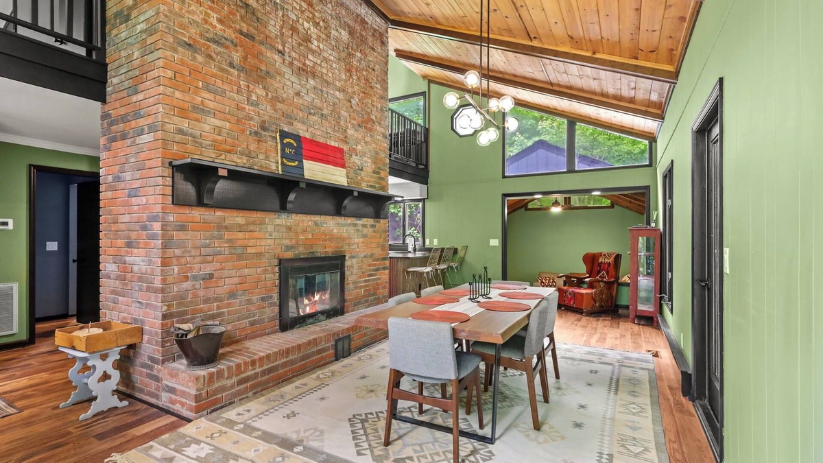 West Jefferson House | Modern 3-bedroom house with EV Charger in West Jefferson