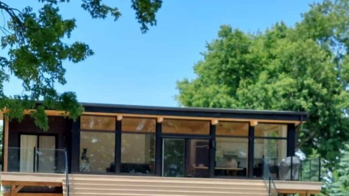 Dunnville House | Modern 3 Bedrooms Lakefront Retreat With hot Tub!