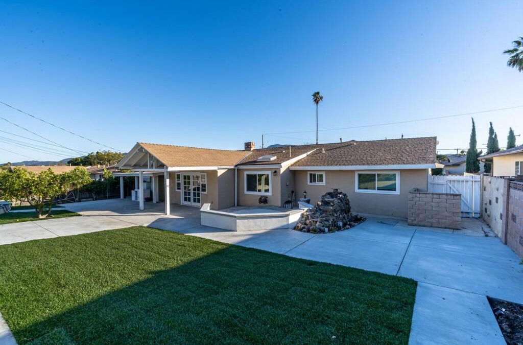 Casa Conejo House | Modern 3 King Beds, Beautiful Large Backyard, WFH, Long Stays, Waterfall, WI-FI, FWY, 25 mins to Beach