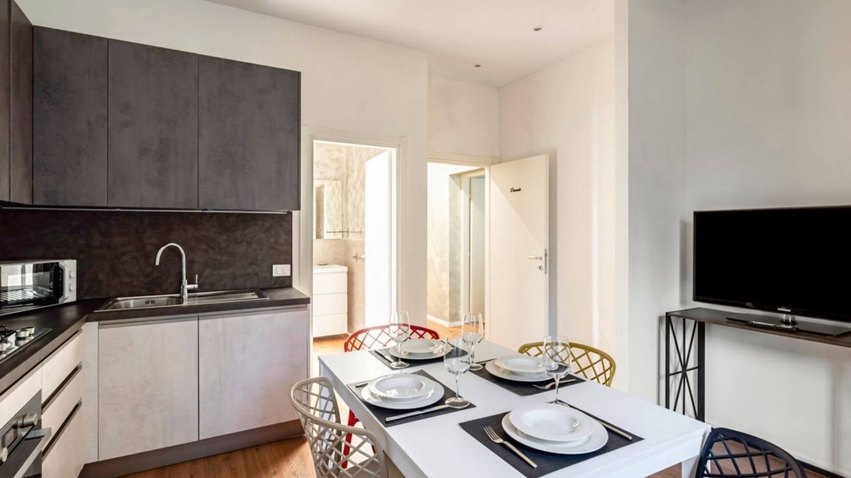 Padova Apartment | Modern 35 sqm apartment just 6 minutes walk from Sant'Antonio Hospital. The accommodation, which can host up to 3 guests, is located on the ground floor (raised) of a building without lift (NOT suitable for disabled people). Please note that there are st