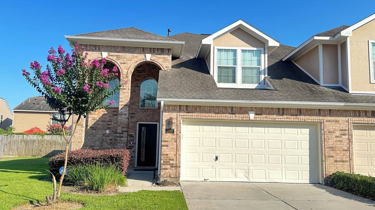 Bammel House | Modern 3BD/2.5BA Gated Townhome in Great Location! Close to Everything!
