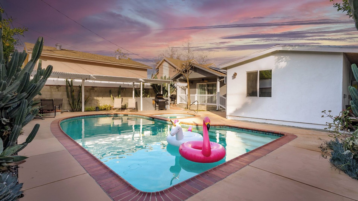 North Hollywood House | Modern 3BD Oasis with Pool-Jacuzzi, in Hollywood, Near Universal Studios