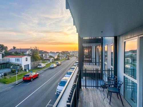 Paraparaumu Beach Apartment | Modern 3Bdr 2bath Apartment Beach Golf Shops Relax