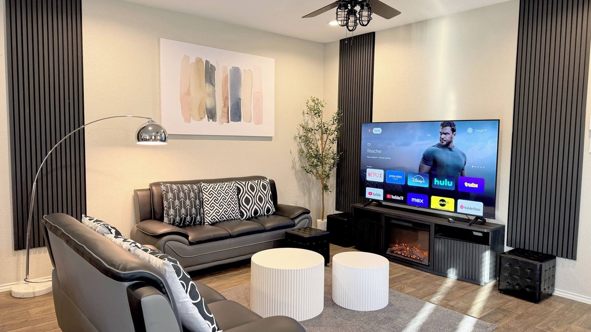 Montgomery County House | Modern 3br/2ba with 3 king beds · Pool · Pets OK!