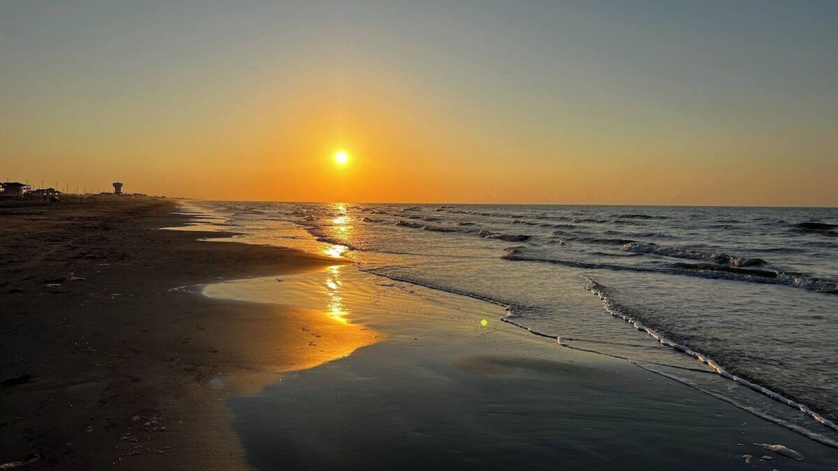 Galveston House | Modern 3BR Beach Bungalow | Sleeps 10 | Walk to Sand + Gulf Views | Unit 16