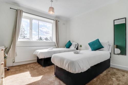 Hainault House | Modern 3BR Escape, Work & Relax, Fast Links to London, Free Parking