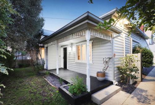Maidstone House | Modern 3BR Home - 20 Mins to Melbourne CBD