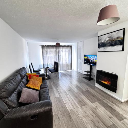 North End House | Modern 3BR House with Free Parking