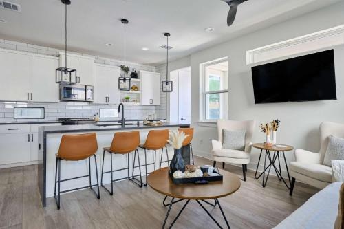 South Manchaca House | Modern 3BR Retreat - Near Airport - DT - BBQ