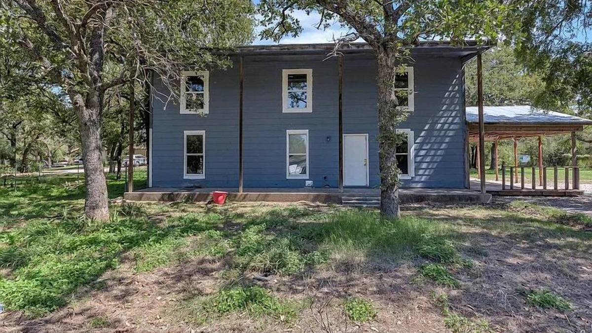 Dennis House | Modern 3BR Retreat on 1 Acre Smart TVs Coffee & Tea Bar WiFi