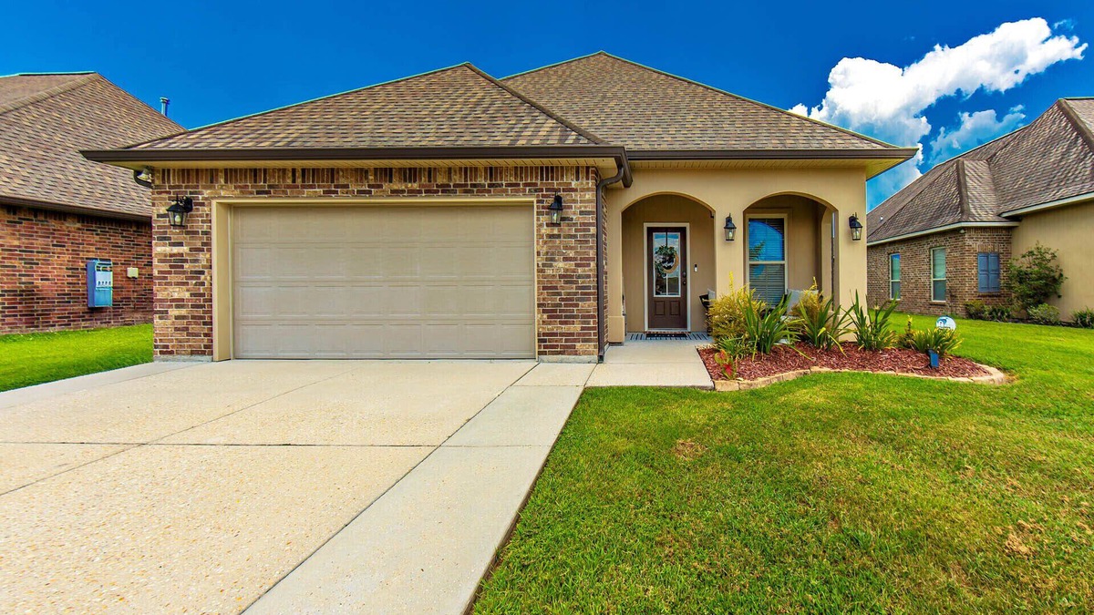 Donner House | Modern 3BR Retreat with Patio in Gray