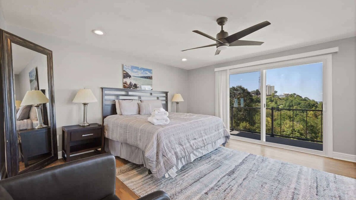 Mount Washington House | Modern 3BR with Breathtaking Skyline Views