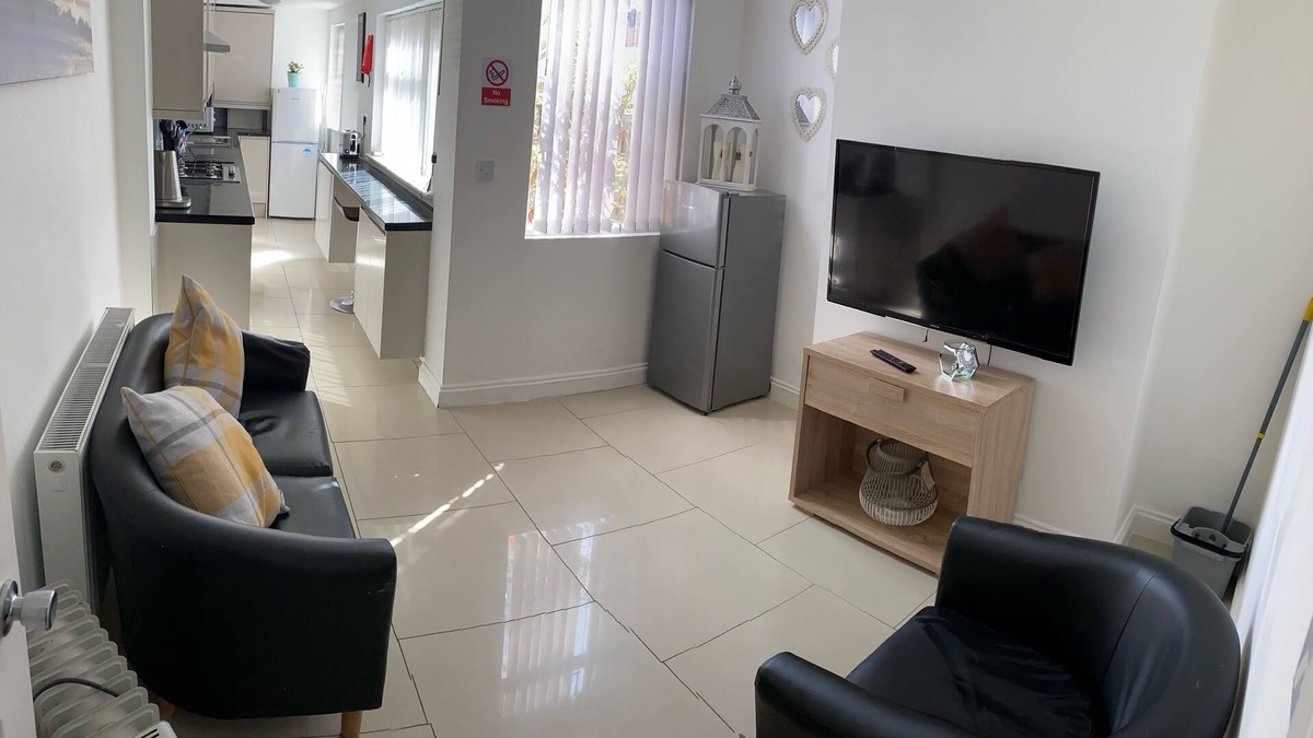 Coventry House | Modern 4 bed, 3 bath house located in Coventry City Centre