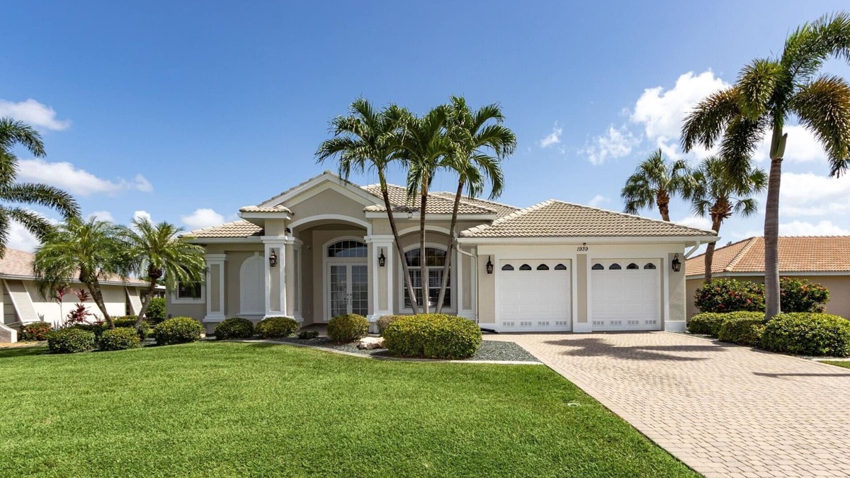 Caloosahatchee Villa | Modern 4 Bed 3 Bath Waterfront Home with Quick Gulf Access&Heated Pool