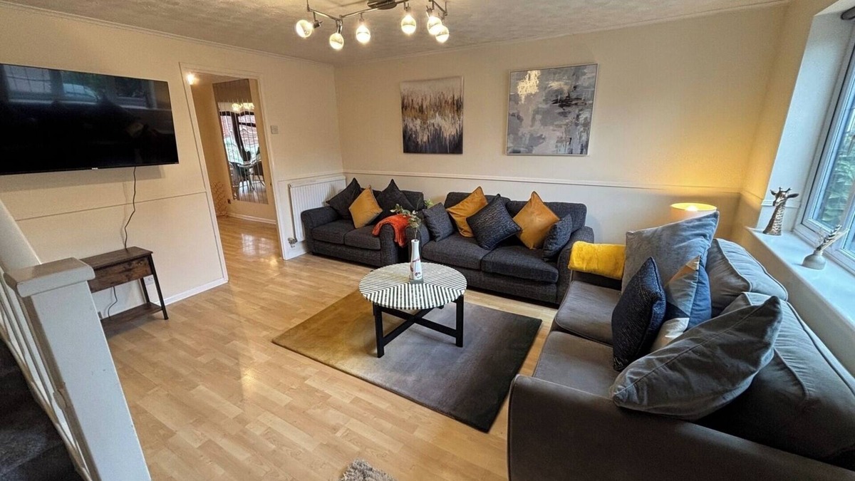 Gooshays House | Modern 4-Bed Home | Long Stay | Parking and Wi-Fi