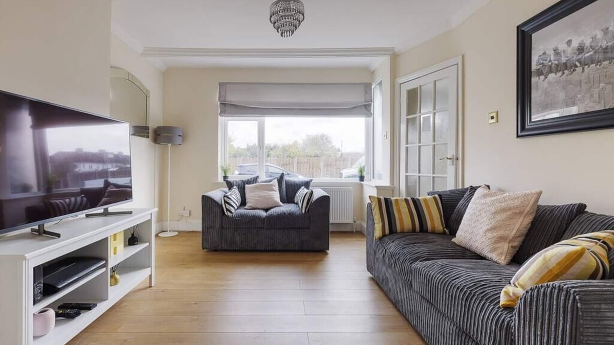 Stanwell House | Modern 4 bed house in Heathrow, London