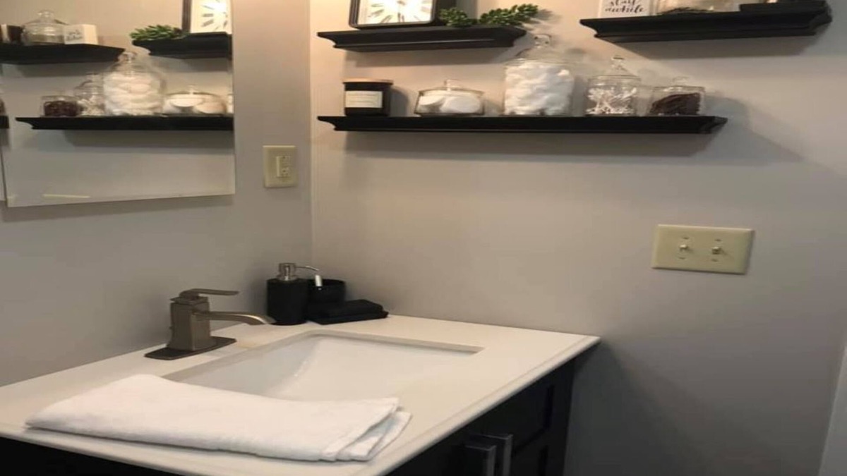 Grafton House | Modern 4 Bedroom 2 Bath Sleeps 10 Newly Renovated Whole House Rental