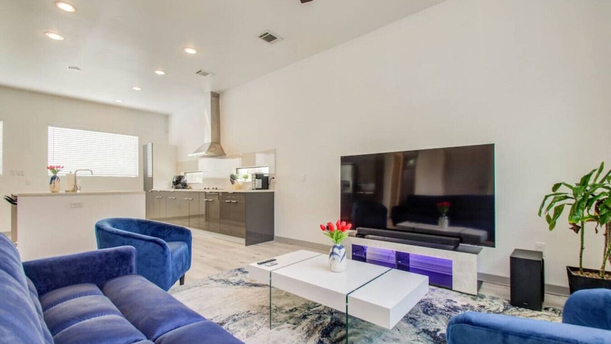Greater Third Ward House | Modern 4 Bedroom 4 Bathroom Near Downtown Houston! Ping Pong, Foosball, Cornhole