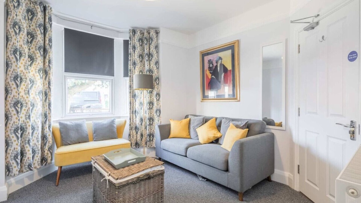 Cambridge House | Modern 4-Bedroom Detached Home in Central Cambridg