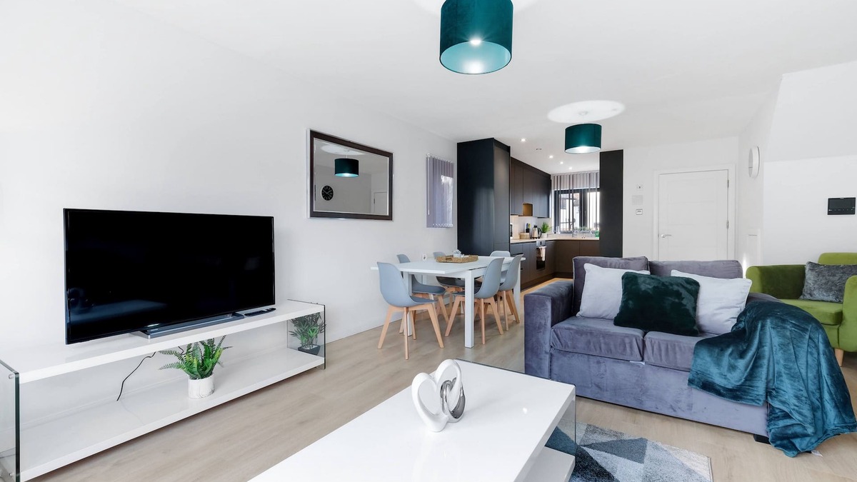 Slough House | Modern 4 Bedroom House 03 With Parking in Farnham Royal, Slough