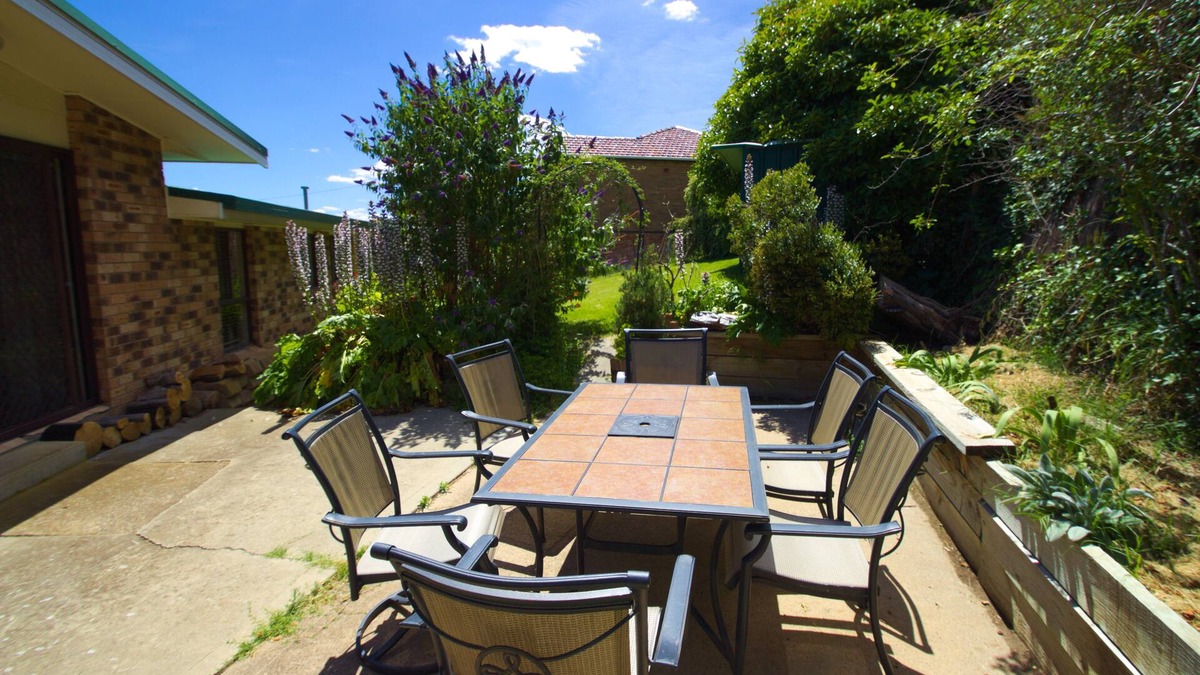Lithgow House | Modern 4 bedroom home with Mountain views, contractors welcome.