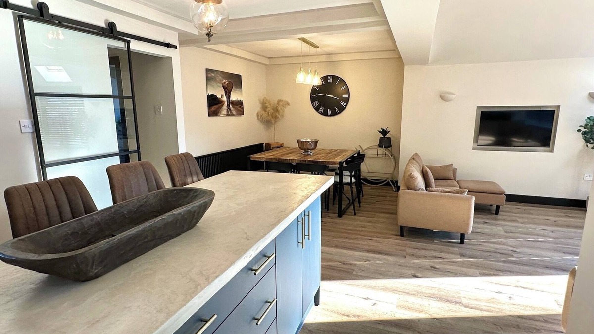 Olton House | Modern 4-bedroom house - Fast WIFI, NEC, HS2, B'ham Airport, Park Access